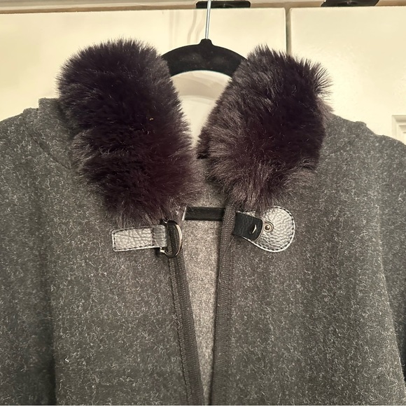BNWOT TORRID DARK GRAY/BLACK CAPE JACKET WITH FUR TRIMMED HOOD - Picture 6 of 8